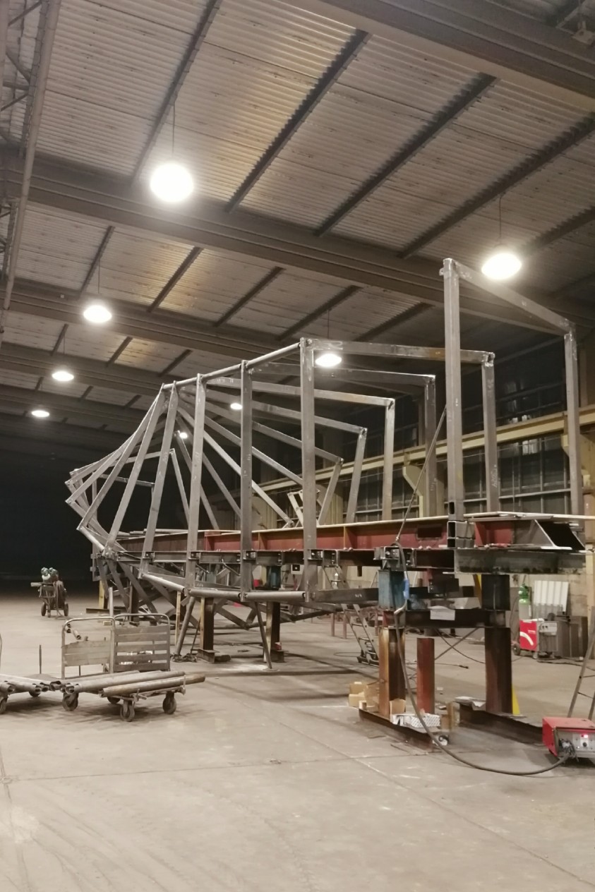 Probemontage einer Fußgängerbrücke Stadion